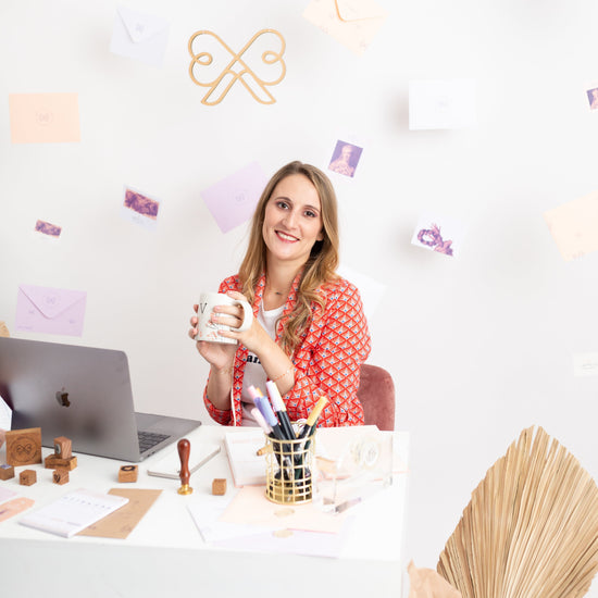 Frenesie Vinnie marca personal branding bebida caliente fria frappe emprendedora mac iphone escritorio